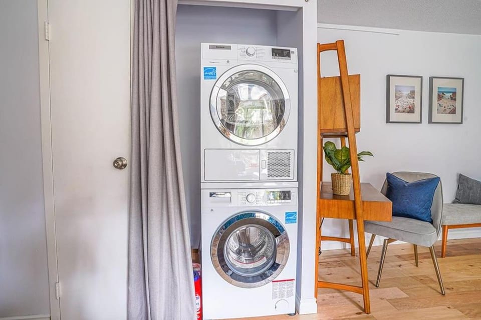 Tranquil 2BR downtown condo, Parking, King bed Apartment in Seattle