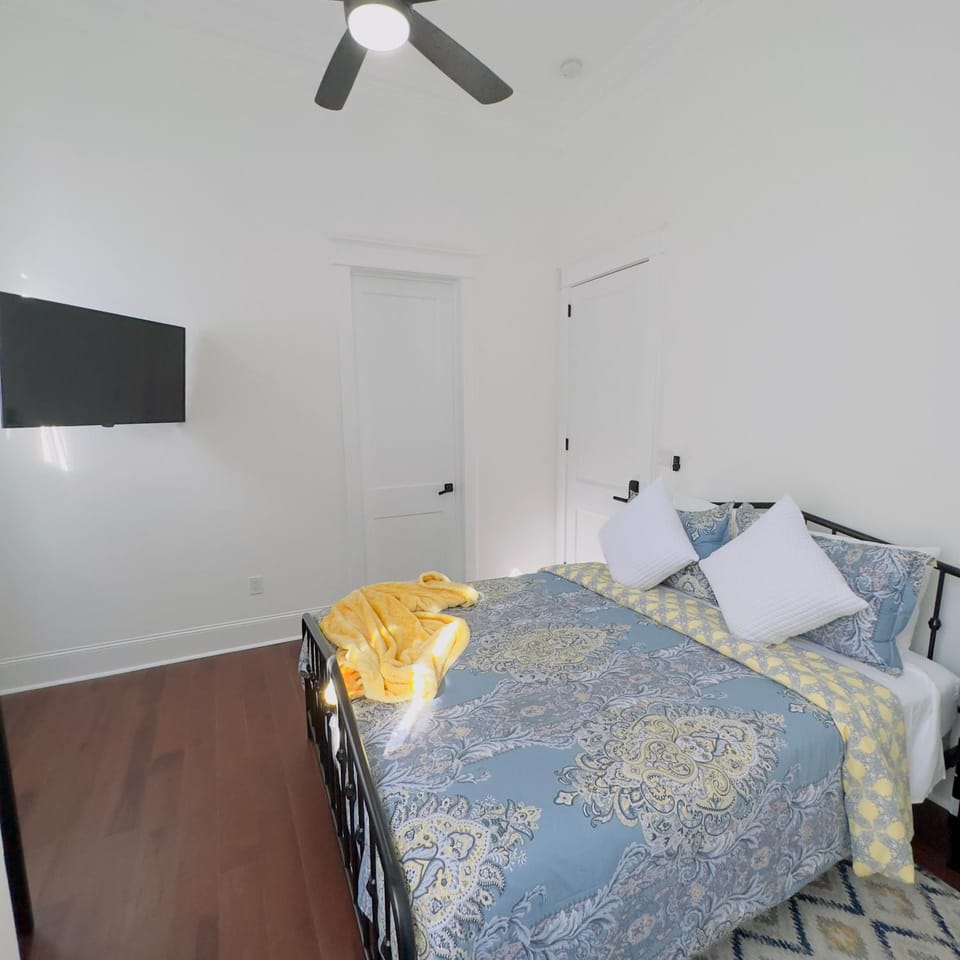 Walk to French Quarter House of Jazz & Blue Suite Bed and Breakfast in New Orleans