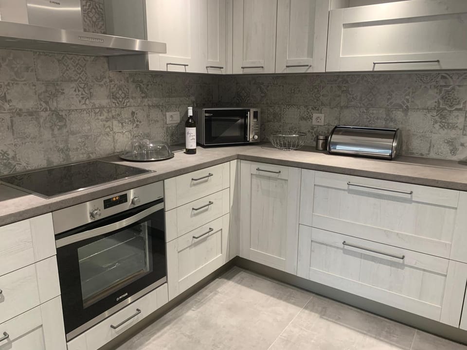 Coffee/tea facilities, Kitchen or kitchenette, dishwasher, stove, toaster