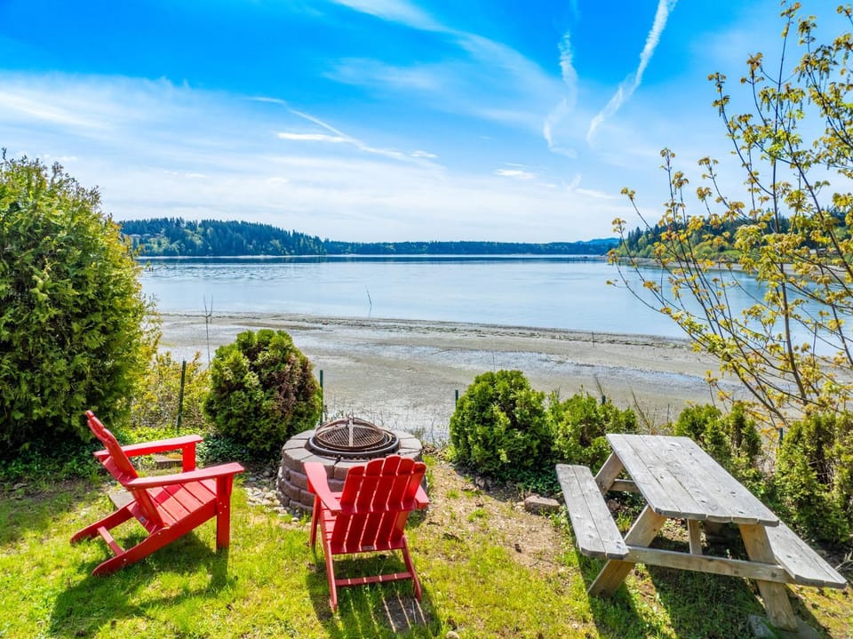 Shelton Waterfront hot tub fire pit beach garden House in Puget Sound