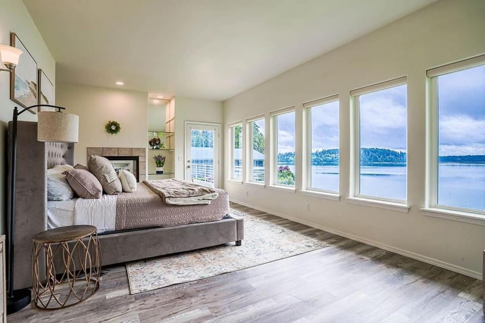 Shelton Waterfront hot tub fire pit beach garden House in Puget Sound