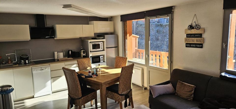 Résidence Rochechateau - 2 pièces cabine 4 personnes expo sud est MAE-6174 Cabin in Auvergne-Rhône-Alpes