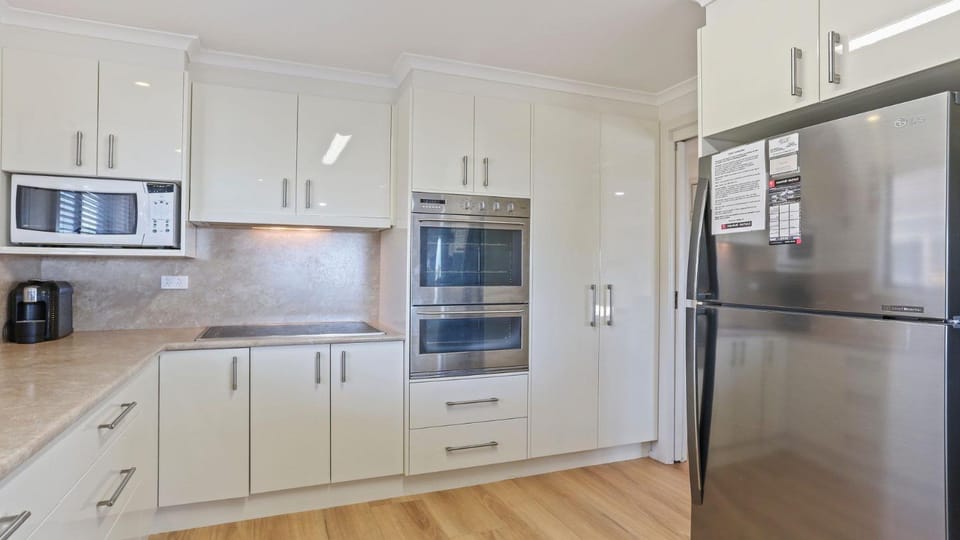 Coffee/tea facilities, Kitchen or kitchenette, oven, stove