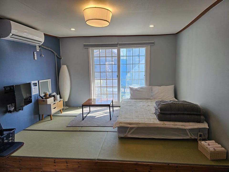Bed, TV and multimedia, Kitchen or kitchenette, Living room, Photo of the whole room, Bedroom, towels, air conditioner