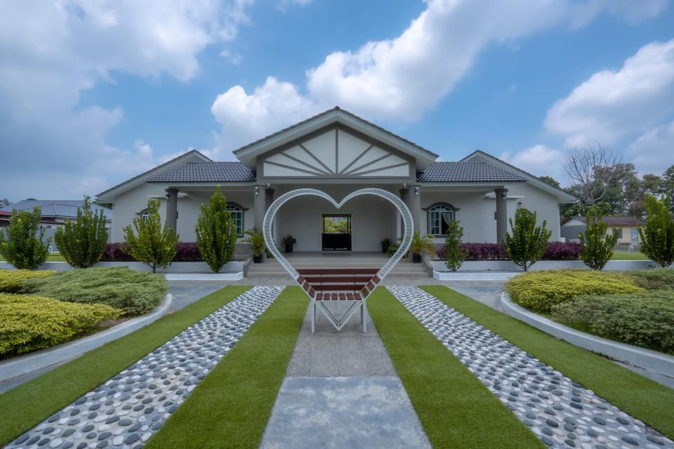 Property building, Day, Garden, Garden view