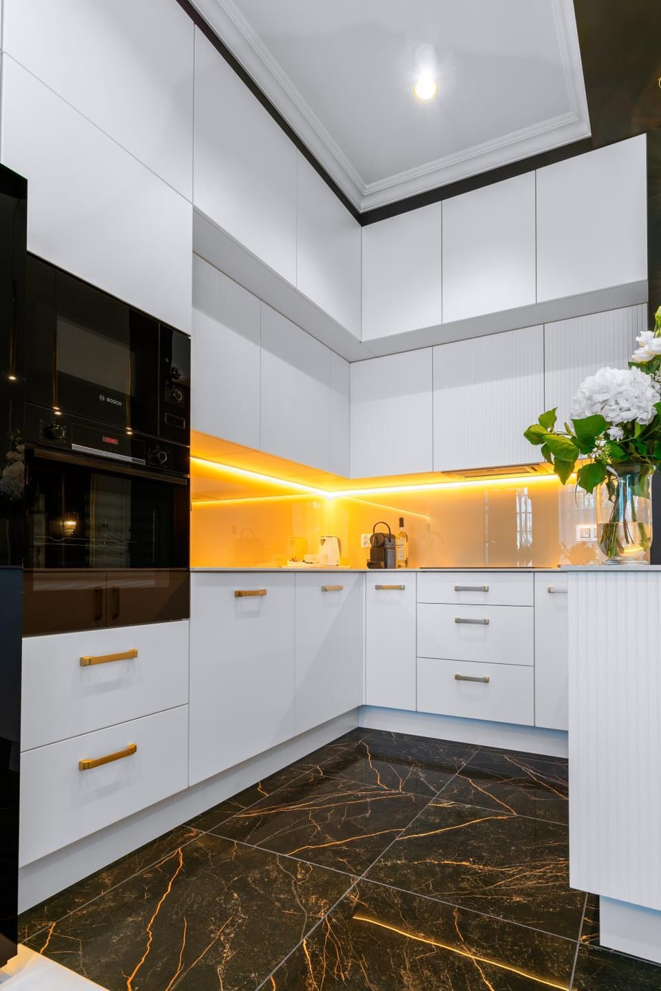 Coffee/tea facilities, Kitchen or kitchenette, stove