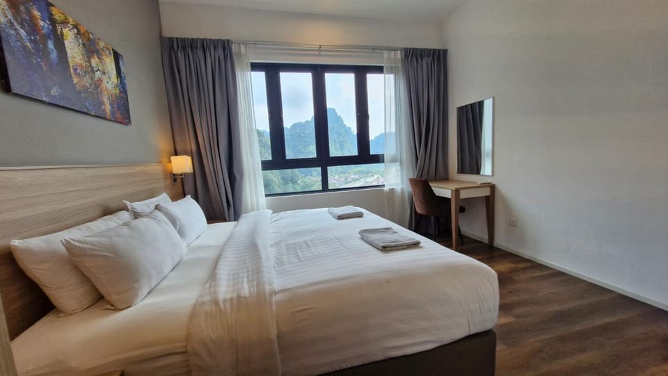 Bed, View (from property/room), Bedroom, Landmark view