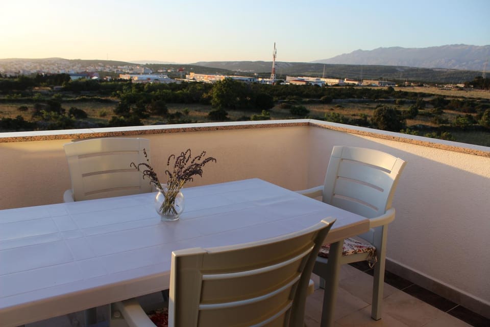 Day, Natural landscape, View (from property/room), Balcony/Terrace, Seating area, Dining area, Mountain view