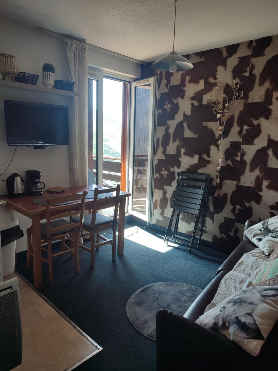 Bed, TV and multimedia, Kitchen or kitchenette, Living room, Photo of the whole room, Seating area, Dining area, Bedroom