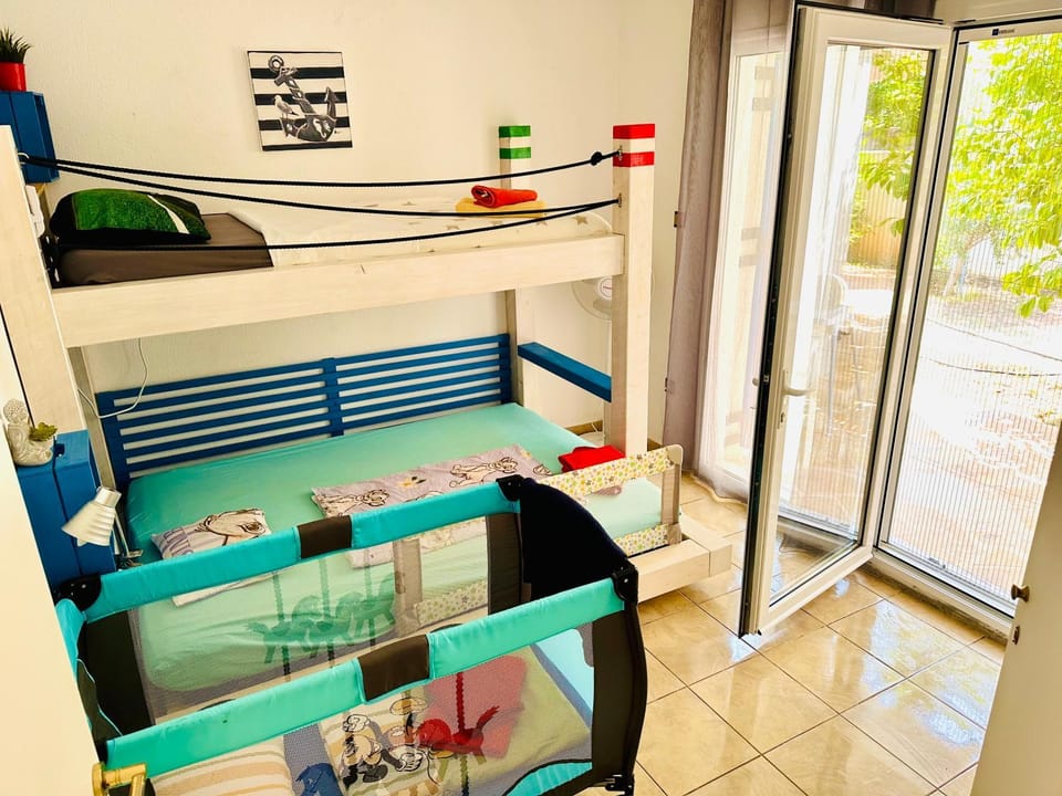 Bed, Bedroom, young children, cot