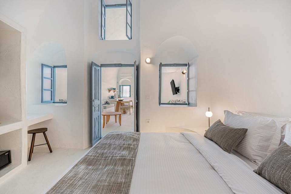 Bed, Living room, Photo of the whole room, Seating area, Bedroom