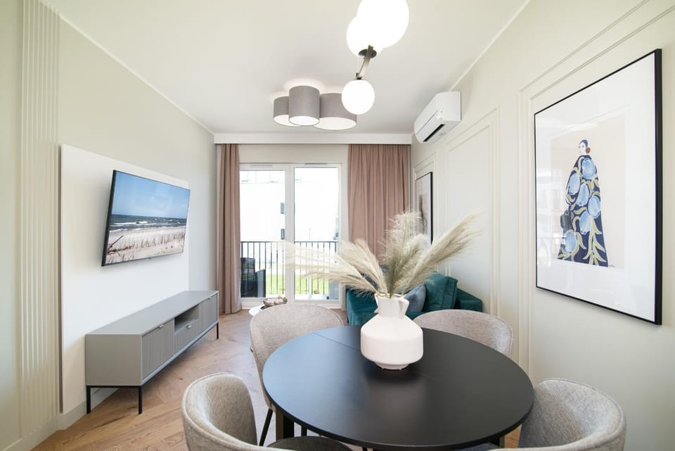 TV and multimedia, Living room, Seating area, Dining area