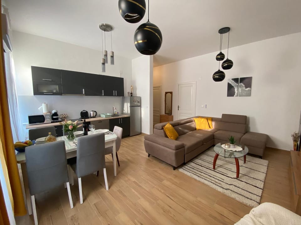 Kitchen or kitchenette, Living room, Dining area