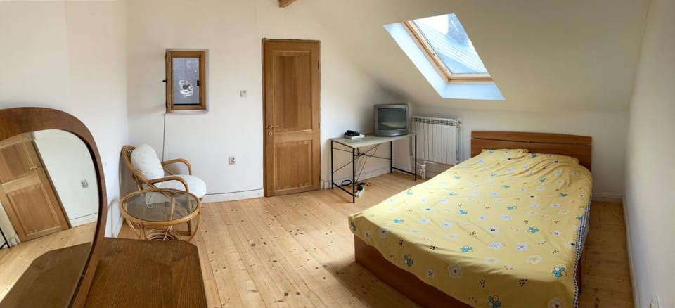 Bed, TV and multimedia, Photo of the whole room, Seating area, Bedroom, hair dresser