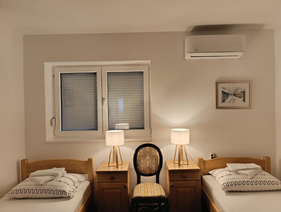 Bed, Photo of the whole room, Bedroom, air conditioner