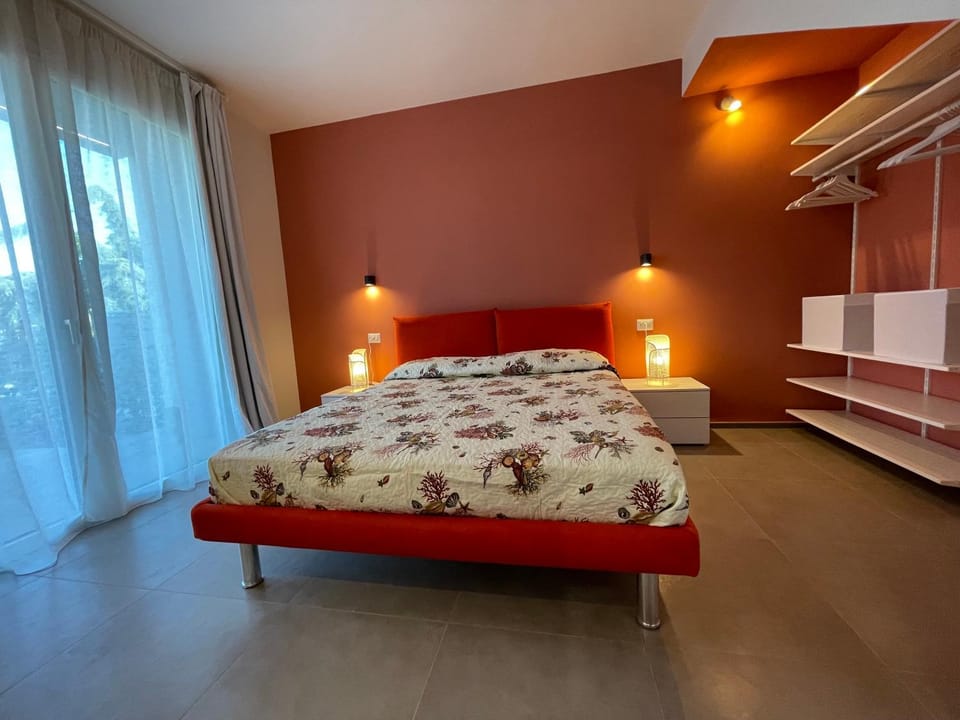 Photo of the whole room, Bedroom, wardrobe