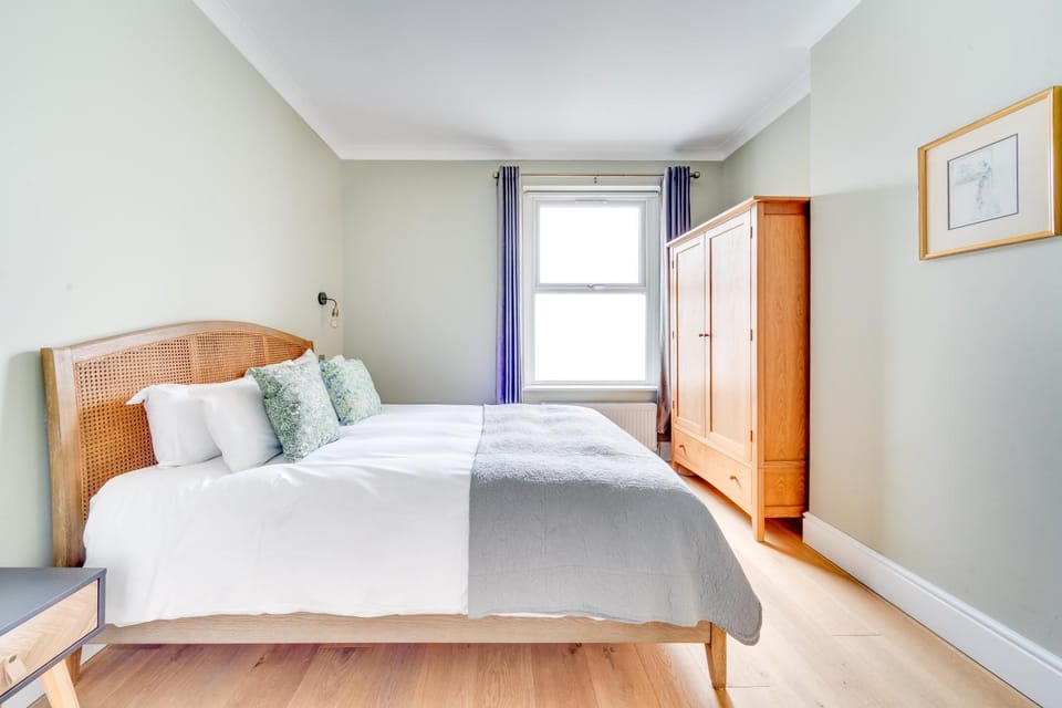 Bed, Photo of the whole room, wardrobe