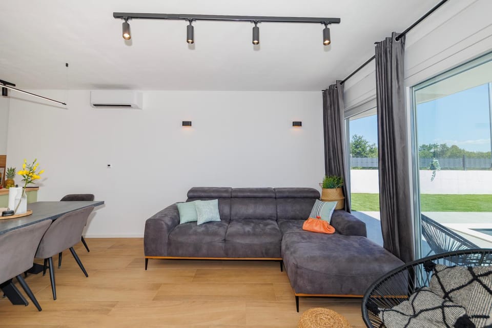 Patio, Living room, Decorative detail, Seating area, Dining area, air conditioner