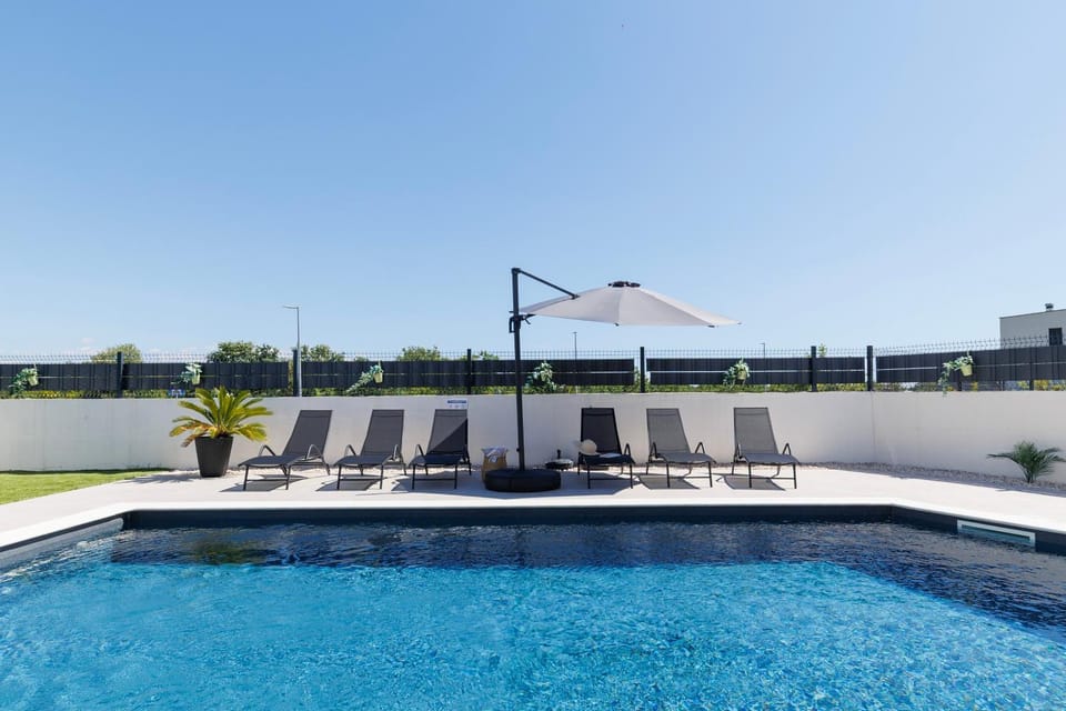 Spring, Day, Summer, Garden, Balcony/Terrace, Pool view, Swimming pool, Swimming pool, sunbed