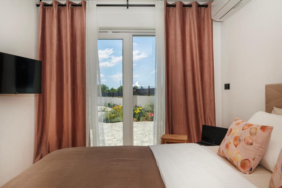 Bed, TV and multimedia, View (from property/room), Balcony/Terrace, Photo of the whole room, Bedroom