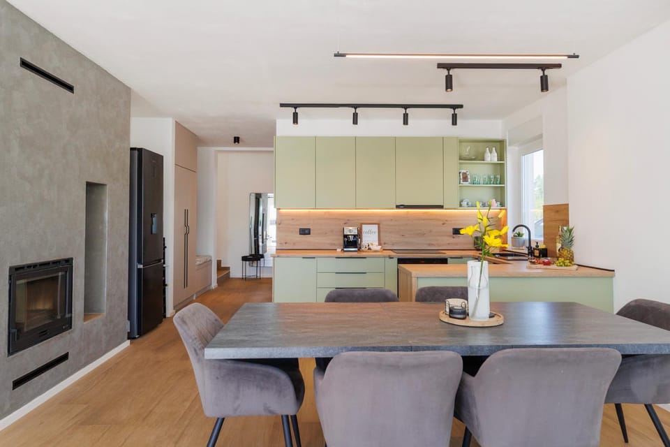Coffee/tea facilities, Kitchen or kitchenette, Living room, Decorative detail, Seating area, Dining area, oven, stove