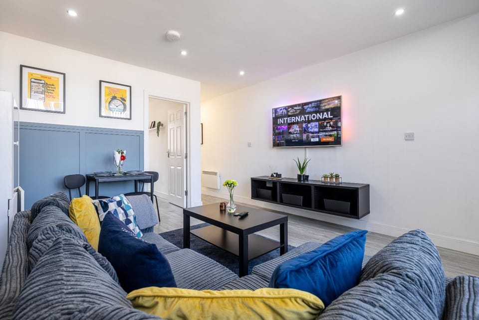 ROOMS NEAR ME - Private Access Entire Place, Kitchen & Bathroom with Amenities, Fast WiFi, Smart Tv, Premium Bed, Parking Nearby Apartment in Oldbury