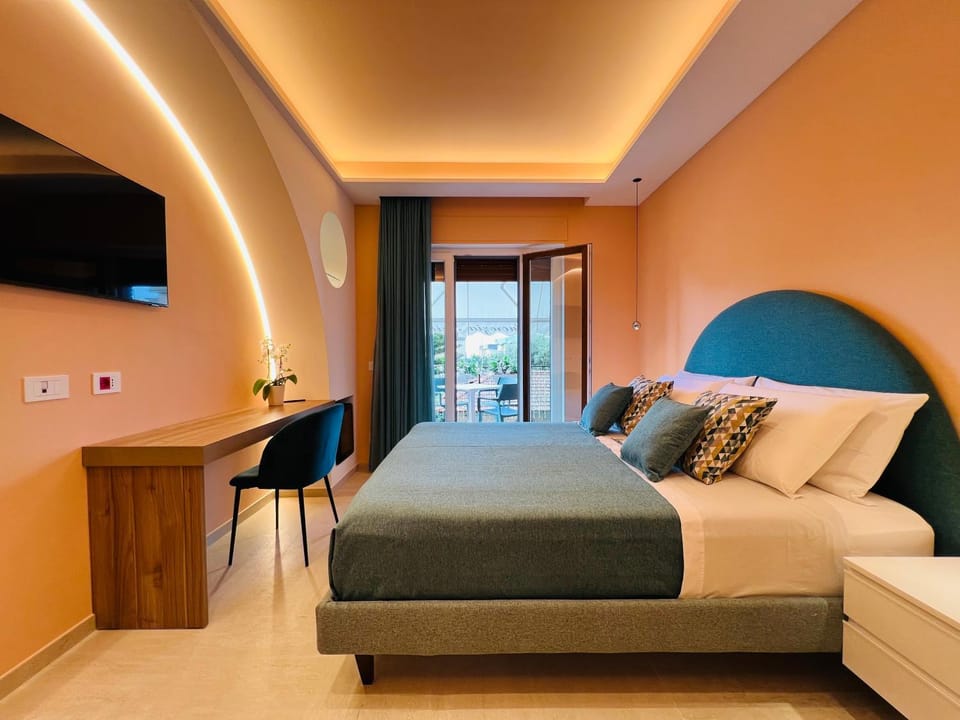 Bed, TV and multimedia, Photo of the whole room, Bedroom