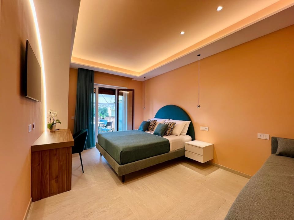 Bed, TV and multimedia, Photo of the whole room, Bedroom