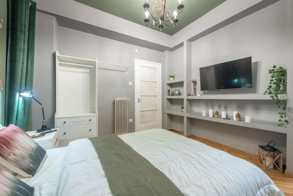 Bed, TV and multimedia, Photo of the whole room, Bedroom, wardrobe