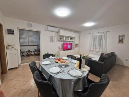 Communal lounge/ TV room, TV and multimedia, Kitchen or kitchenette, Living room, Seating area