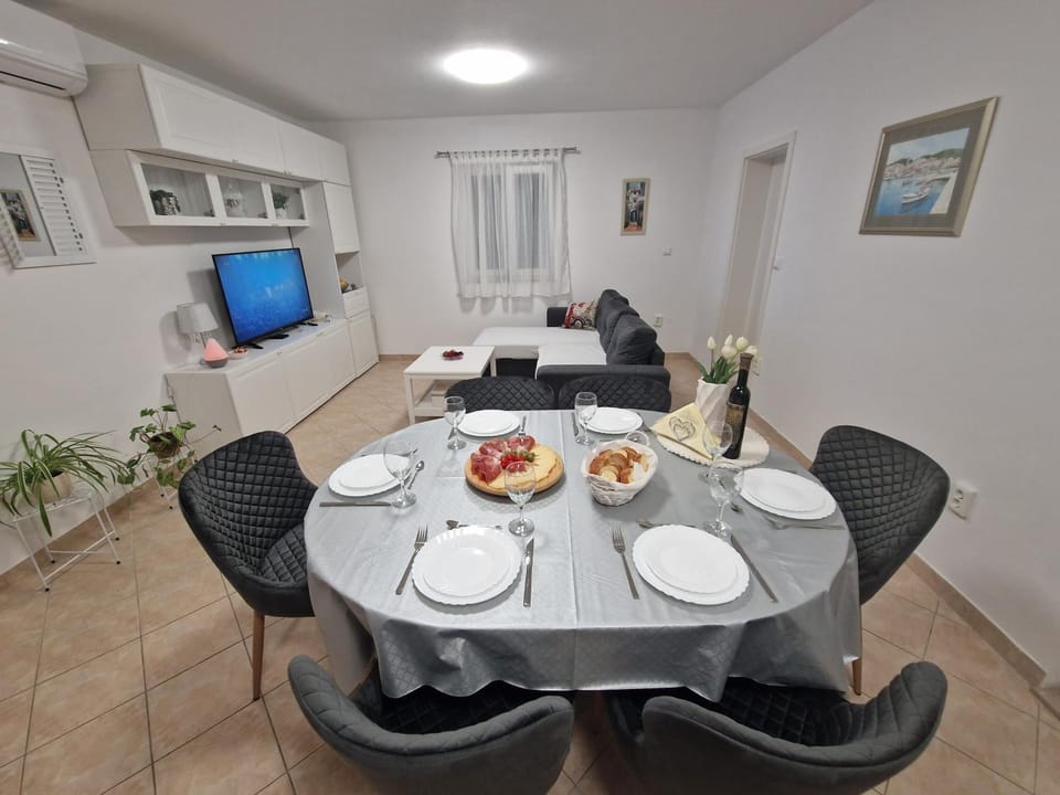 TV and multimedia, Living room, Seating area, Dining area