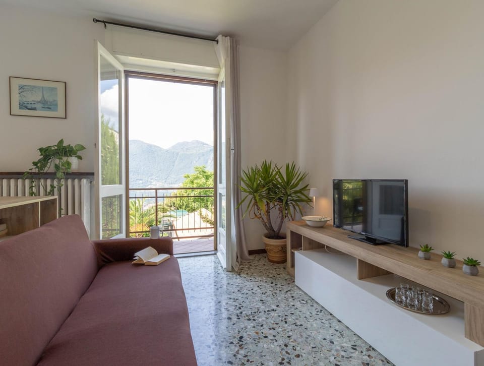 Mamma Ciccia Holiday Home - Mountains & Lake Apartment in Mandello del Lario
