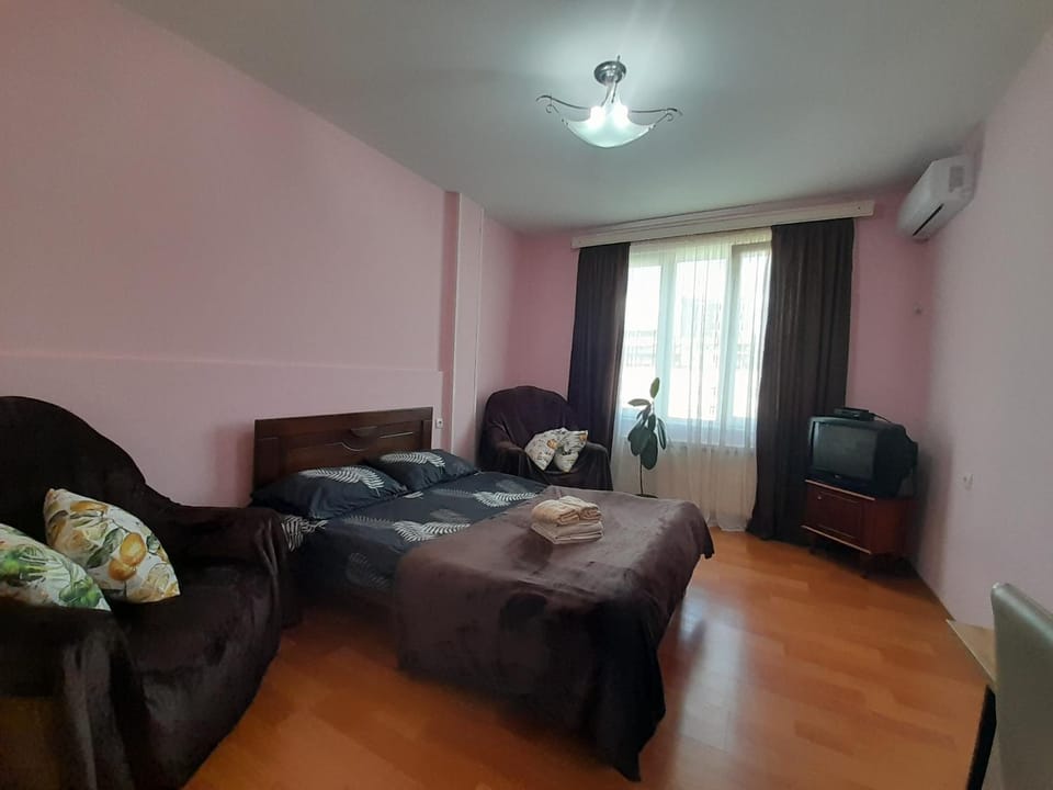 Bed, TV and multimedia, Living room, Photo of the whole room, Seating area