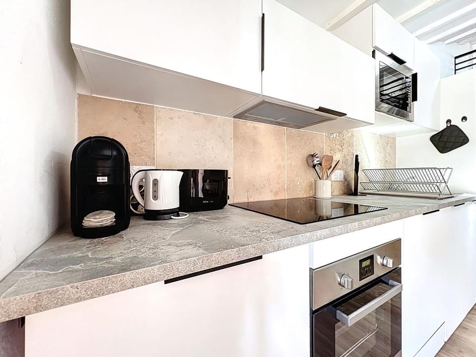 Coffee/tea facilities, Kitchen or kitchenette, dishwasher, stove, toaster