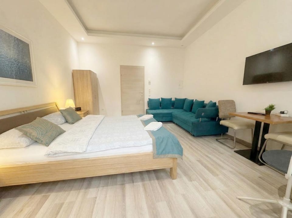 Bed, TV and multimedia, Living room, Seating area, Bedroom