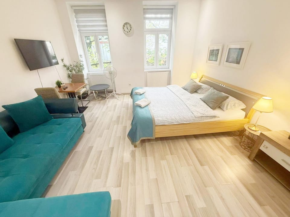 Bed, TV and multimedia, Seating area, Bedroom