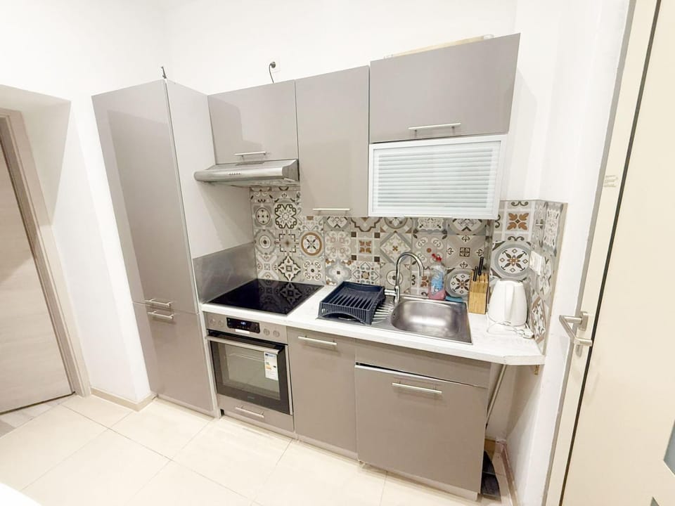 Kitchen or kitchenette, oven, stove