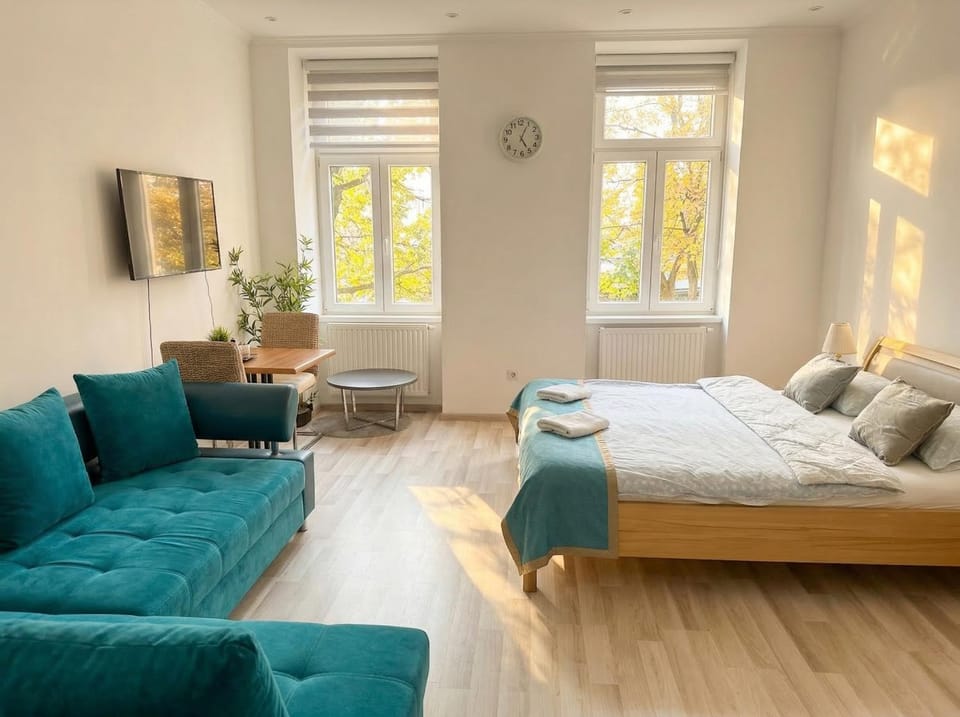 Property building, Bed, TV and multimedia, Living room, Seating area, Bedroom