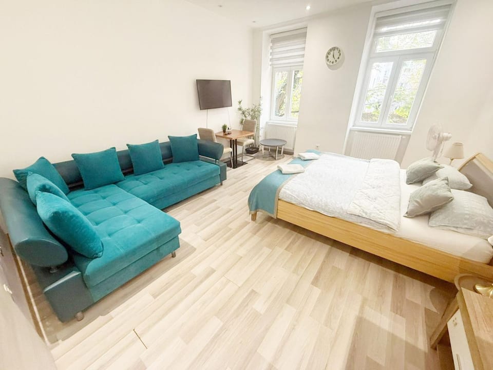 Bed, TV and multimedia, Seating area, Bedroom