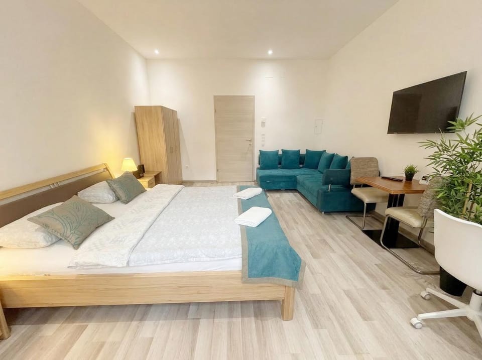 Bed, TV and multimedia, Living room, Seating area, Bedroom, towels