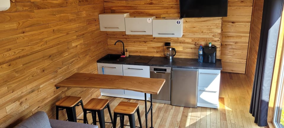TV and multimedia, Kitchen or kitchenette, Dining area, stove