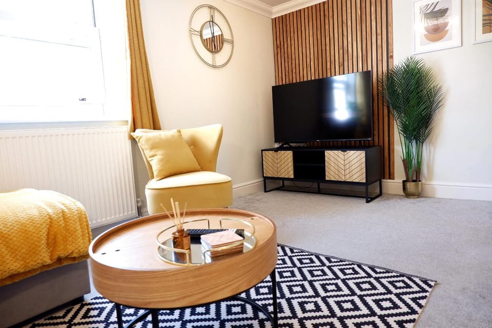 Communal lounge/ TV room, TV and multimedia, Living room, Seating area, Evening entertainment