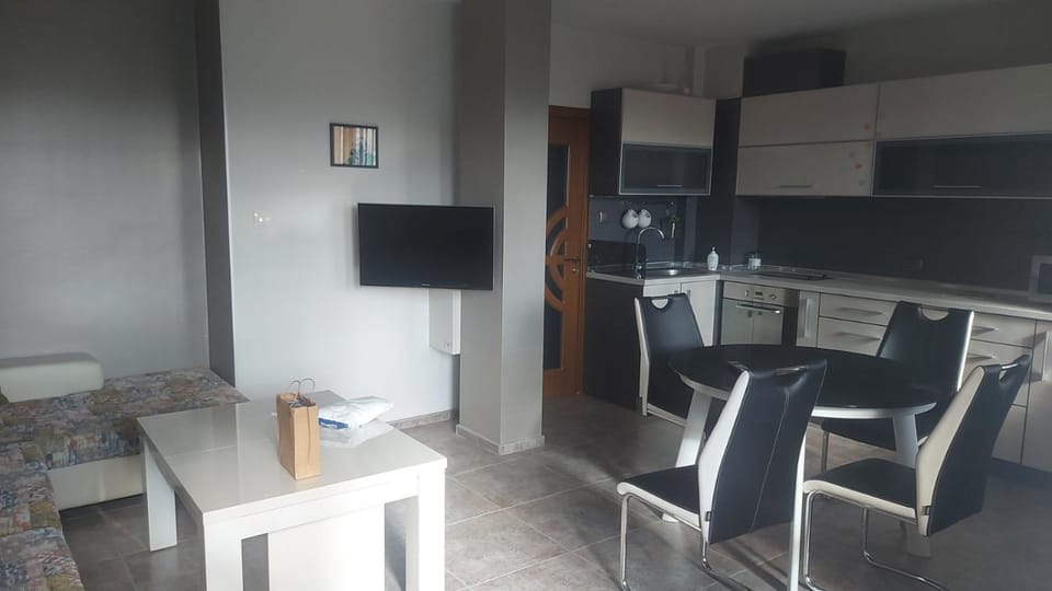 Communal lounge/ TV room, Kitchen or kitchenette, Living room, Seating area, Dining area