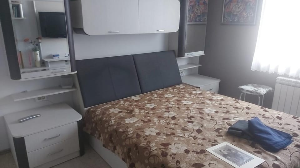 Bed, Bedroom, towels, wardrobe