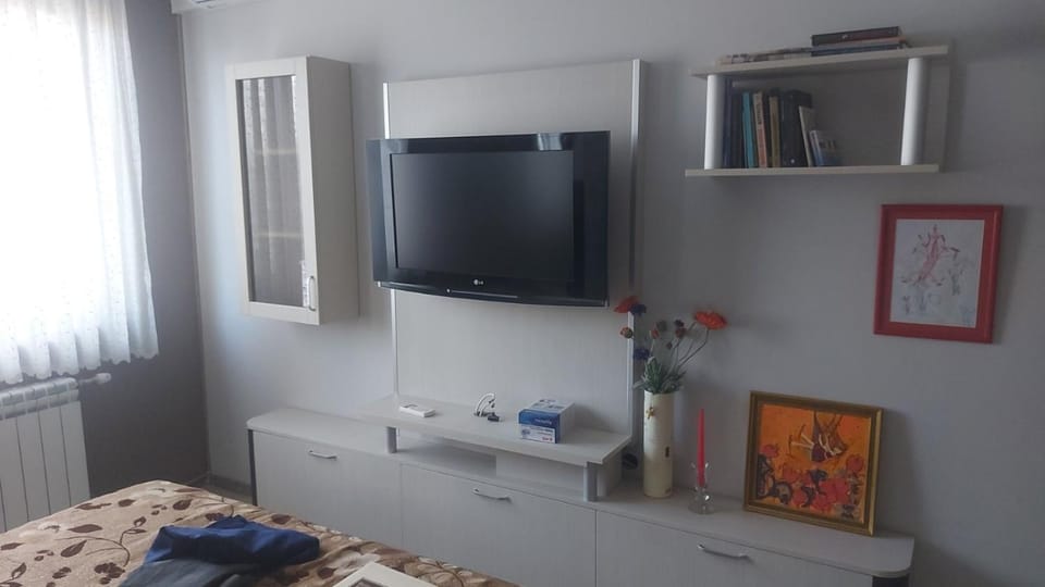 Bed, TV and multimedia, Bedroom, towels