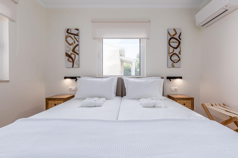 Bed, Photo of the whole room, Bedroom, towels, air conditioner
