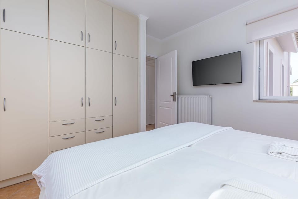 Bed, TV and multimedia, Photo of the whole room, Bedroom