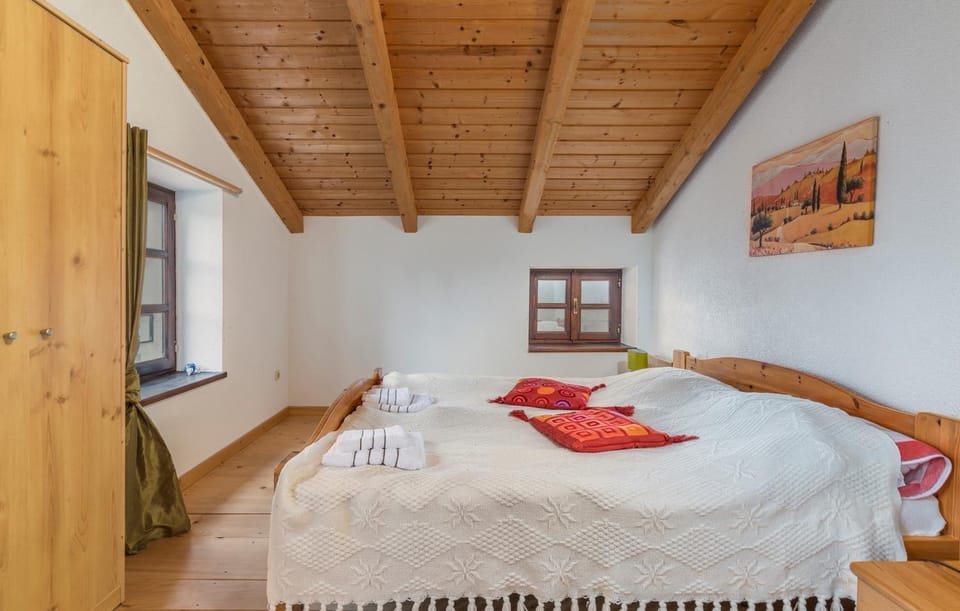 Photo of the whole room, Bedroom, towels, wardrobe