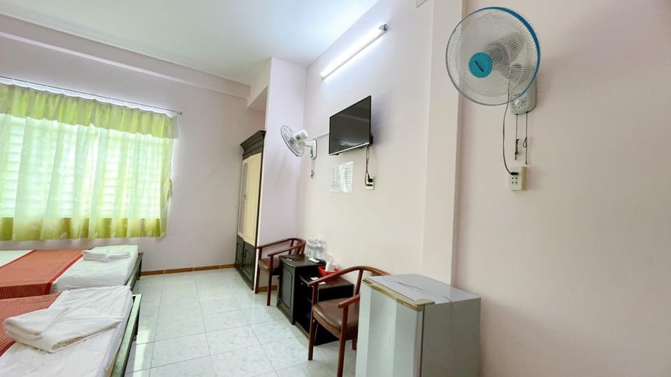 Bed, TV and multimedia, Photo of the whole room, Bedroom, fireplace
