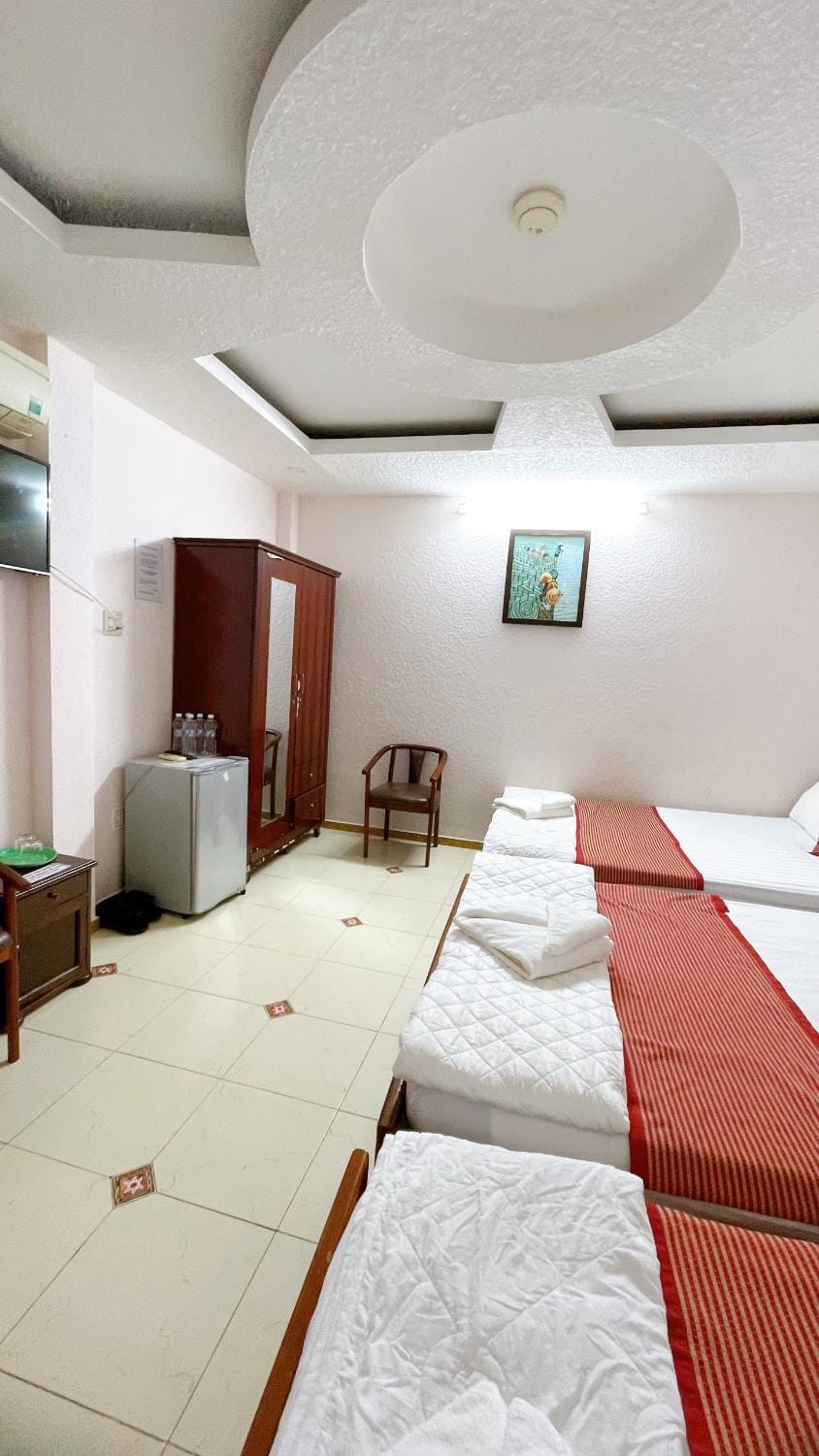 Bed, TV and multimedia, Photo of the whole room, Bedroom, hair dresser, towels